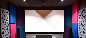 Ecran de proiectie White Reference cu rama fixa de la Visual Experience, marime vizibila 221 cm x 124 cm, format 16:9